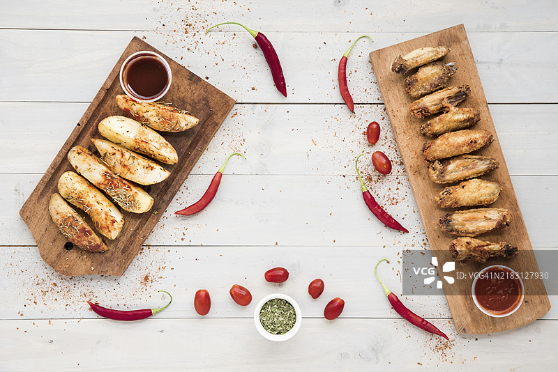 炸鸡土豆旁的调味酱和香料图片素材