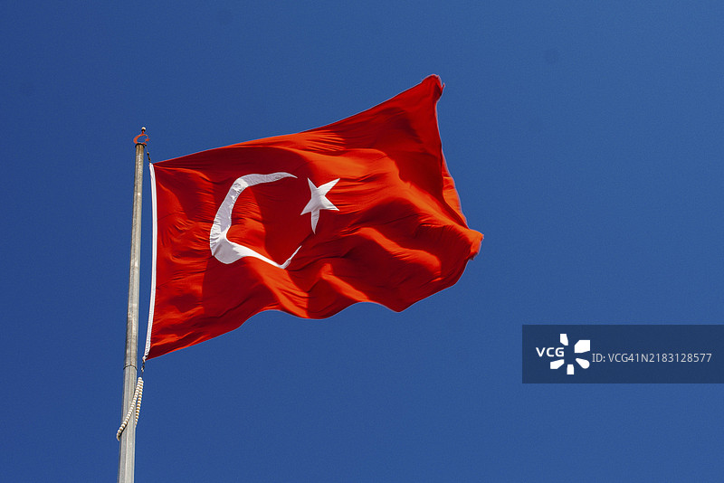 土耳其国旗，上面有白色星月，悬挂在天空中的旗杆上图片素材