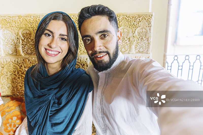 一群朋友在阿拉伯餐厅自拍图片素材