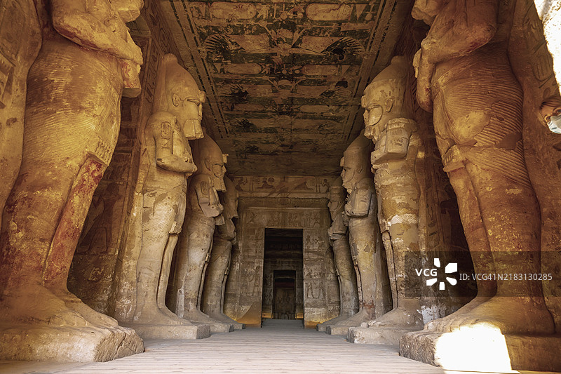 阿布辛贝尔神庙内的法老雕塑，位于埃及南部的努比亚，靠近纳赛尔湖。拉美西斯二世神庙，旅行生活方式。图片素材