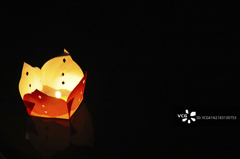 在泰国和老挝庆祝的水灯节（也称为洛伊克拉通节或依彭节）中，夜晚的一盏孤独的灯笼。图片素材
