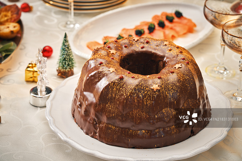 圣诞晚餐的巧克力圆环蛋糕图片素材