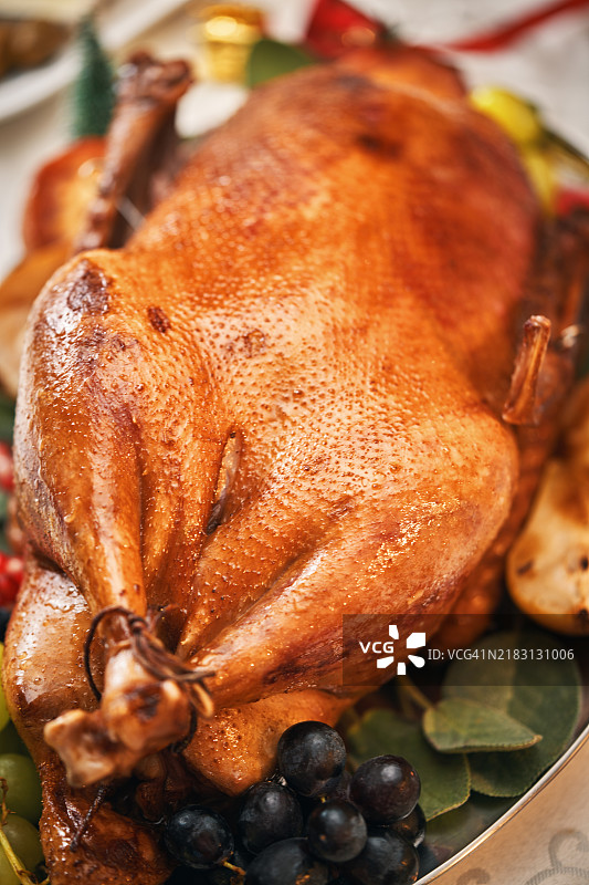 圣诞晚餐的烤节日鹅配蔬菜图片素材