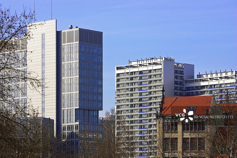 历史建筑与背景中的现代摩天大楼图片素材