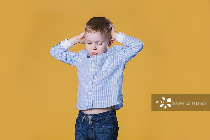 沮丧的男孩穿着休闲服装图片素材