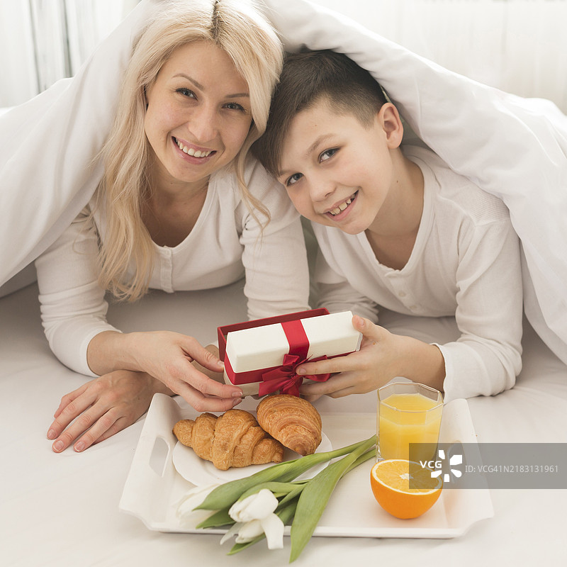 儿子给母亲送礼物图片素材