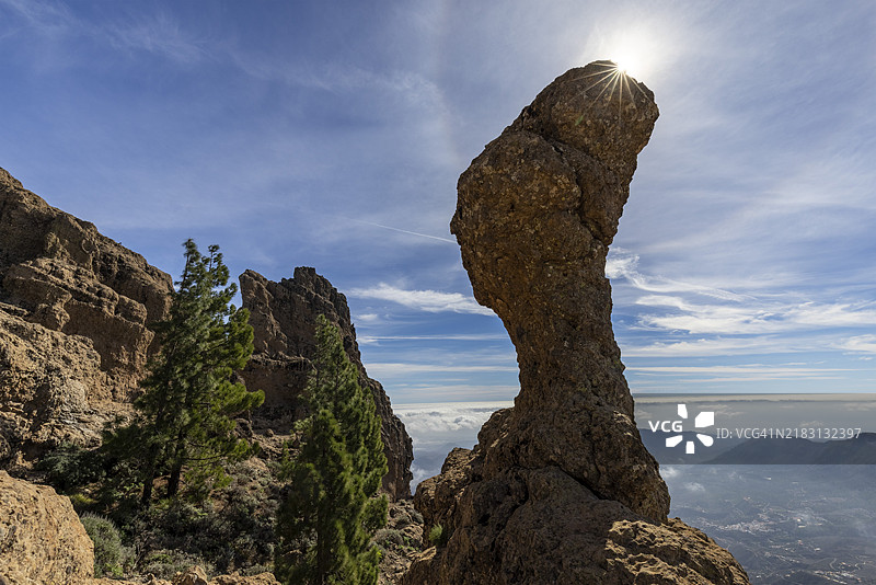 阳光下的蘑菇岩，巴斯顿岩，也称为香菇岩，雪峰，位于大加那利岛，加那利群岛的山峰图片素材