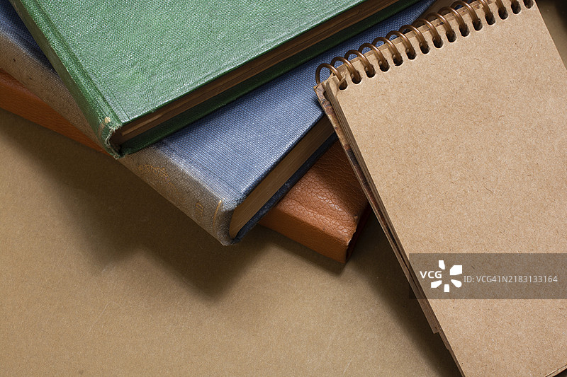 一堆五颜六色的书籍。成功。教育商业概念图片素材