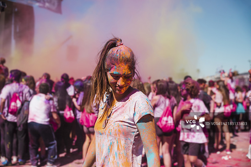 年轻女性在欢庆的洒红节人群中尽情享受图片素材