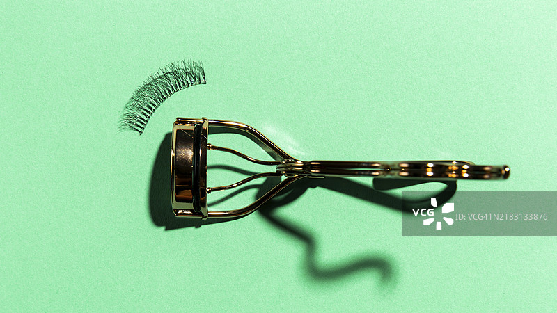 顶部视角的睫毛夹，背景简单图片素材