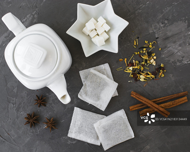 顶部视角的茶壶与肉桂棒图片素材