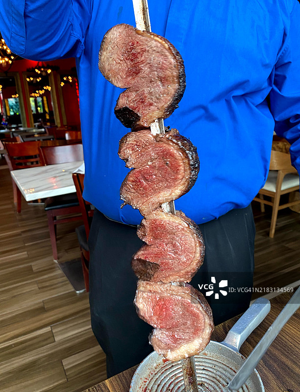 准备切片的皮卡尼亚牛排串图片素材