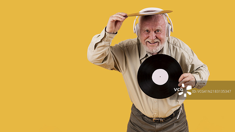 快乐的老年人正在玩音乐唱片图片素材
