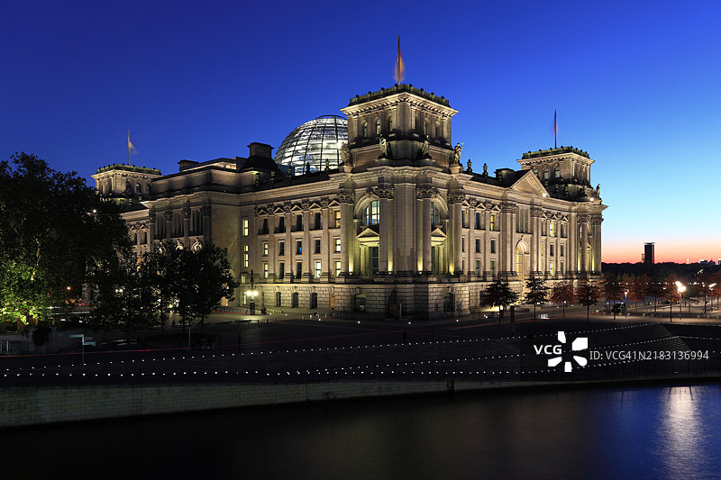 德国联邦议院与施普雷河相邻 - 日落时的国会大厦（德国议会大楼） - 柏林，德国图片素材