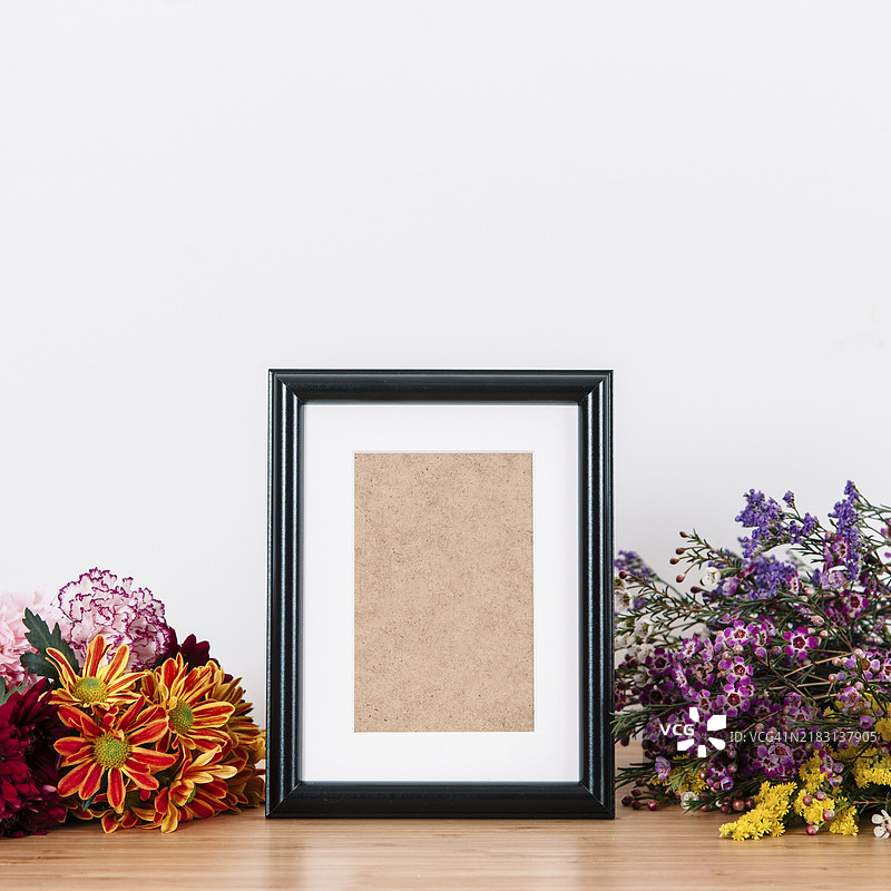 花丛中的持有者图片素材