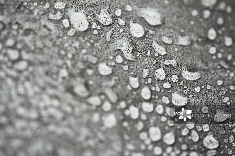 混凝土墙上的雨滴图片素材