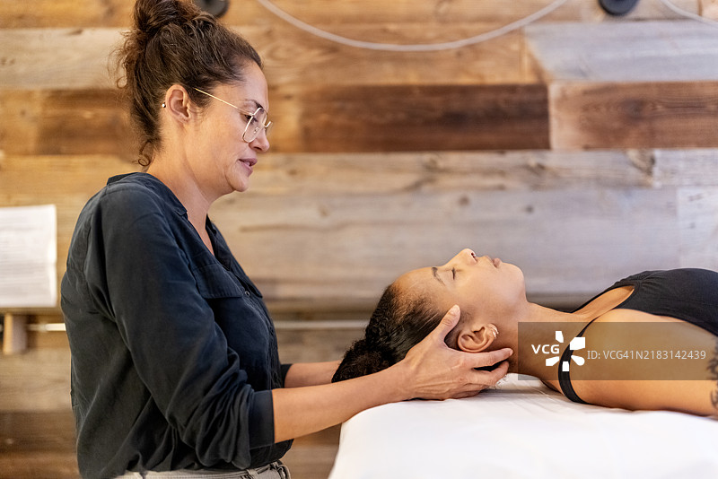 物理治疗额头按摩技巧图片素材