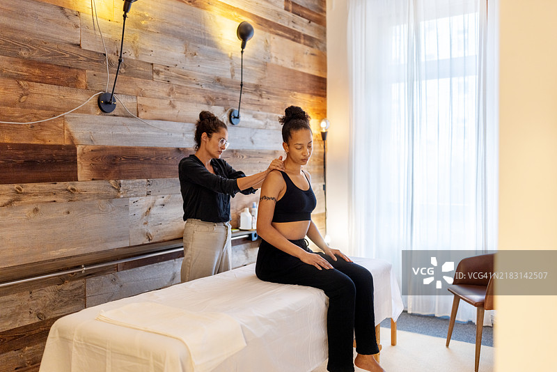 改善姿势的整骨肩部对齐技术图片素材