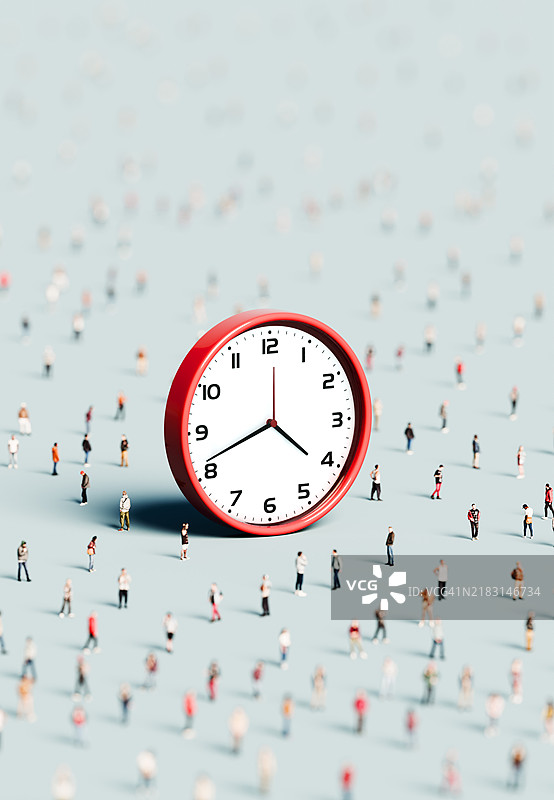一大群人围绕着一个超大的时钟图片素材