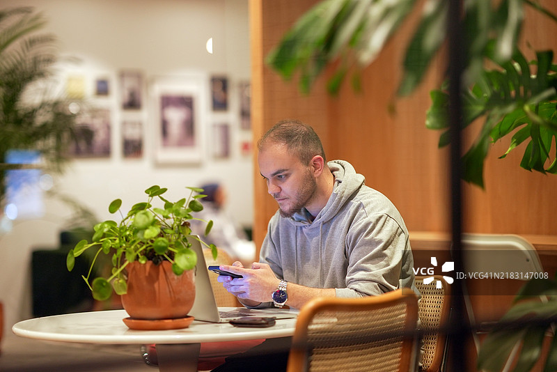 随意穿着的年轻男子在网上进行研究，在线教育图片素材