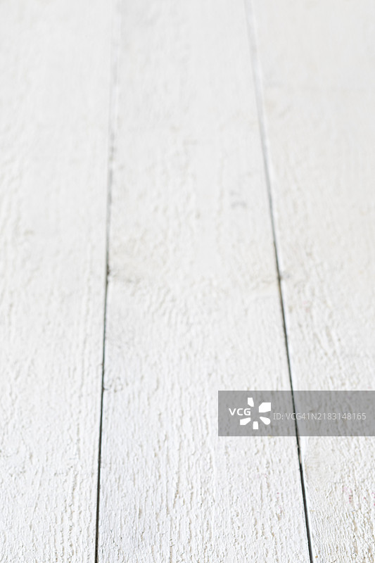 白色乡村风格木板桌子垂直角度图片素材