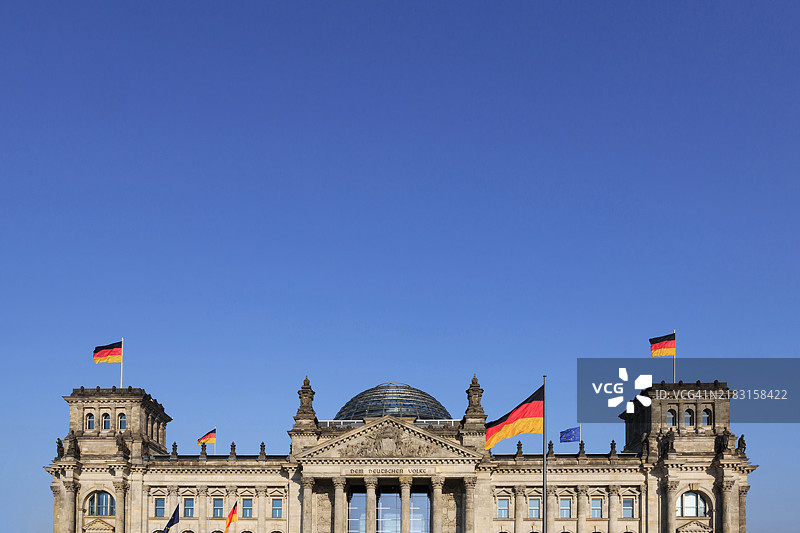 德国联邦议院 - 带有德国国旗和蓝天的国会大厦（德国议会大楼） - 柏林，德国图片素材
