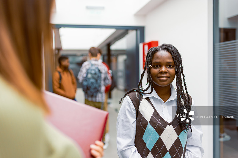 走廊里与同学们一起的女学生图片素材