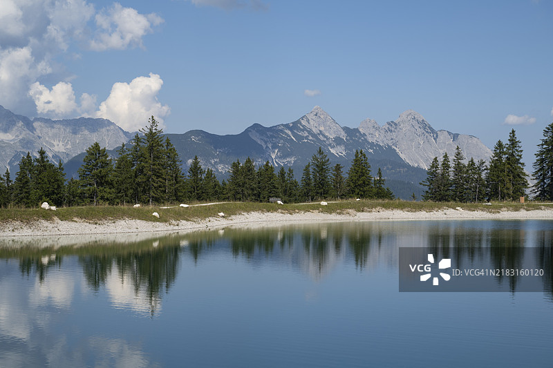 奥地利蒂罗尔州塞费尔德的卡尔文德尔山脉，格施万特科普夫的水库池塘图片素材