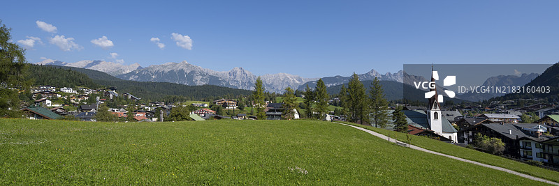 奥地利蒂罗尔州塞费尔德的圣奥斯瓦尔德教区教堂村庄景观，卡尔文德尔山脉，来自教区山的视角图片素材