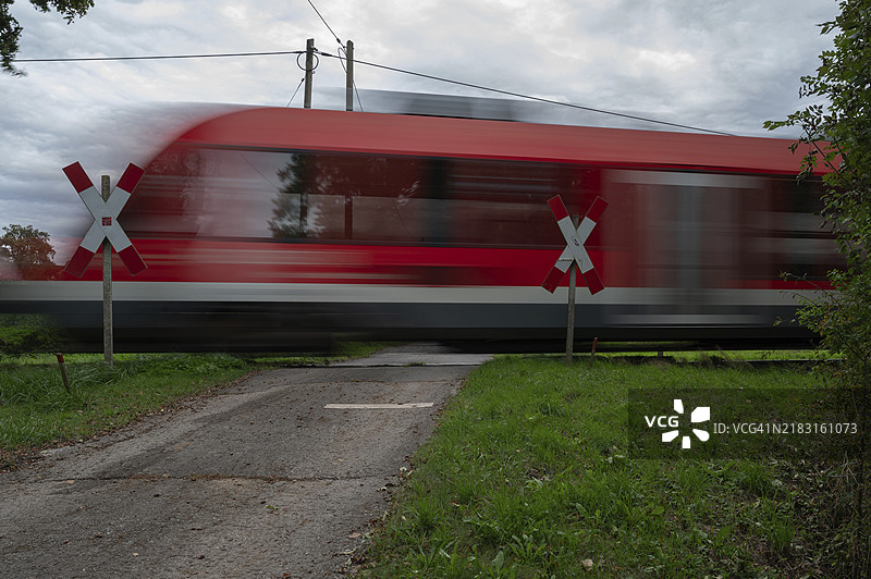 通过格拉芬贝格铁路,单轨支线,在无障碍平交道口,伊根斯多夫,上弗兰肯,巴伐利亚,德国,欧洲图片素材