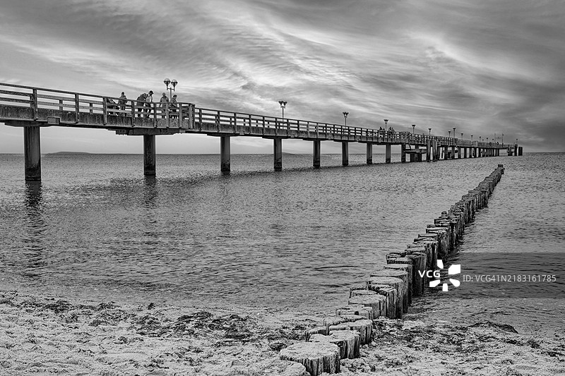 波罗的海海滩，波罗的海沿岸的格拉尔-穆里茨码头，日落，傍晚氛围，黑白，格拉尔-穆里茨，菲什兰-达斯-津斯特半岛，波罗的海，梅克伦堡-前波美拉尼亚，德国，欧洲图片素材
