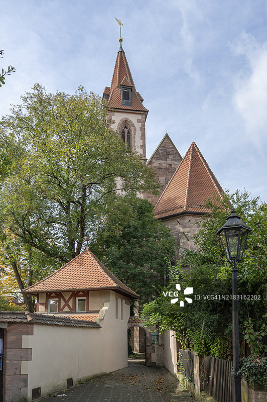 从齐根街俯瞰圣尼古拉斯教堂和圣乌尔里希教堂,位于德国巴伐利亚州中弗兰肯地区纽伦堡-莫根多夫的基尔亨贝格15号。图片素材