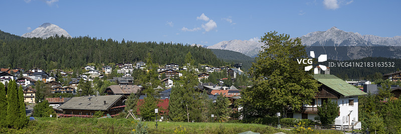 村庄的景观，卡尔文德尔山脉，从塞费尔德的教区山俯瞰，阿尔卑斯山，蒂罗尔，奥地利，欧洲图片素材