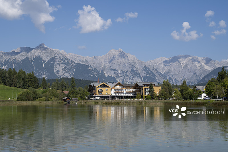 阿尔卑斯山卡尔文德尔山脉的野湖边的平房，奥地利蒂罗尔州塞费尔德的格施万特图片素材