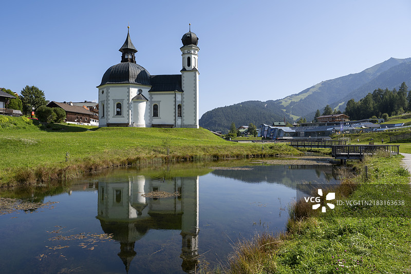 塞费尔德的圣十字教堂与倒影，奥地利，蒂罗尔，欧洲图片素材