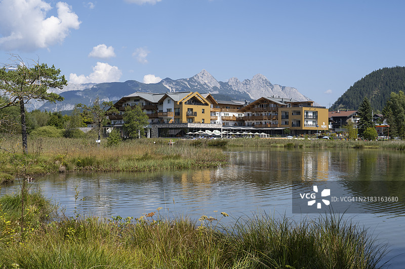 阿尔卑斯山卡尔文德尔山脉的野湖边的平房，奥地利蒂罗尔州塞费尔德的格施万特图片素材