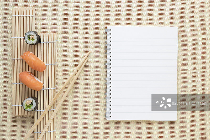 平铺的寿司组合与记事本模板图片素材