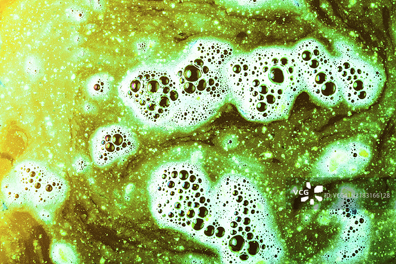 抽象的绿色浴球水与气泡图片素材