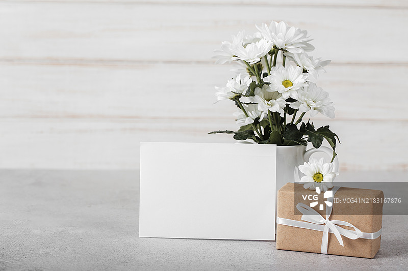 白色花卉排列与空白卡片图片素材