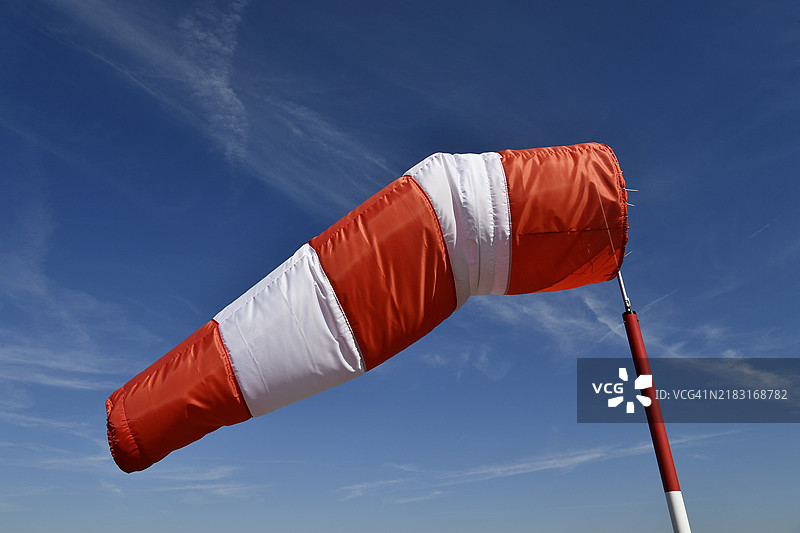 暴风雨中的风向标，强风事件中的风向指示器图片素材
