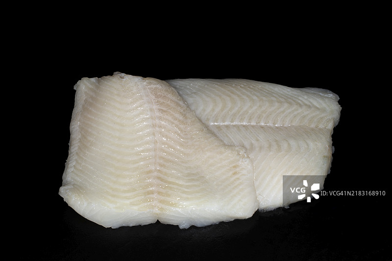 格陵兰比目鱼（Reinhardtius hippoglossoides）鱼片，黑色背景下的摄影作品图片素材