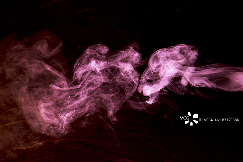 粉色烟雾云朵与黑色背景图片素材
