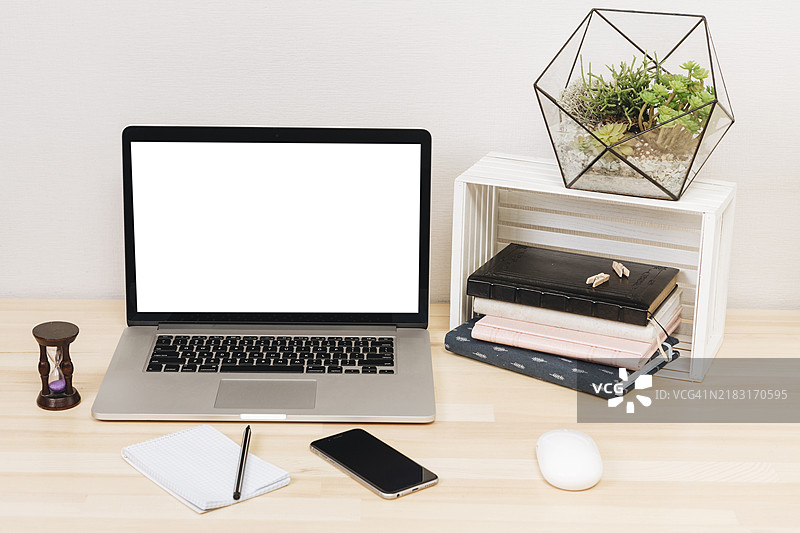 木桌上的笔记本电脑和笔记本图片素材