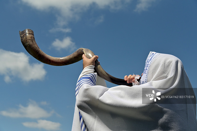 犹太人在广阔的天空下户外吹号角图片素材