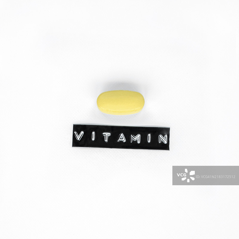 黄色维生素药丸，孤立在白色背景上图片素材