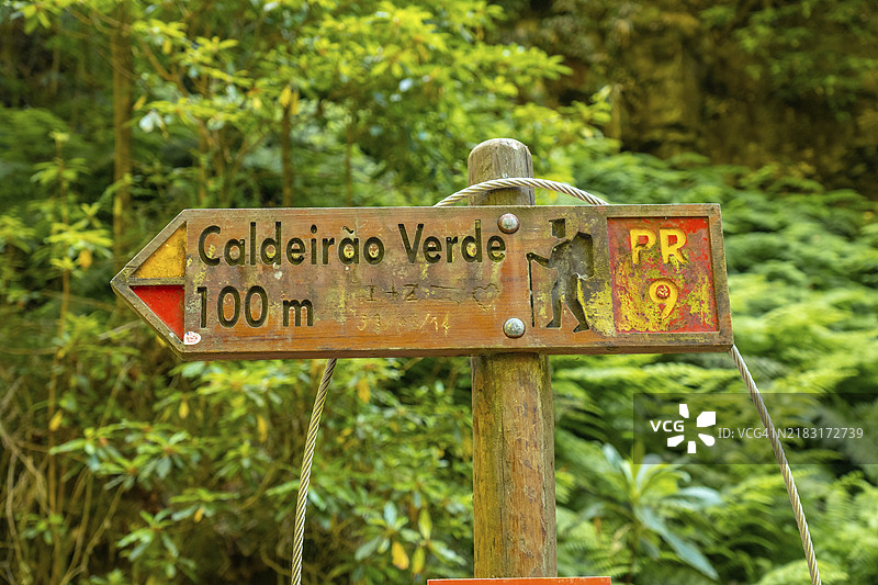 在马德拉的Queimadas，Caldeirao Verde步道旁的瀑布处的指示牌图片素材