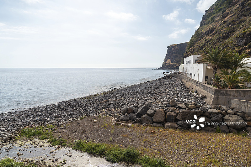 夏季的卡尔赫塔海滩，美丽的海岸线和悬崖，马德拉，葡萄牙。图片素材