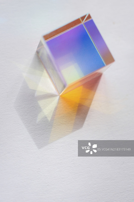 带有色谱光线的玻璃立方体。反射和折射光线的抽象背景图片素材