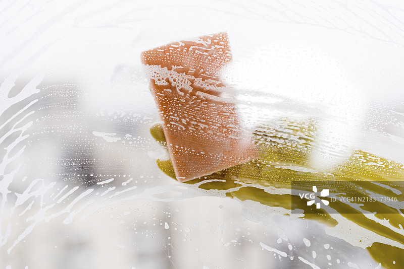 女人用海绵清洁窗户图片素材