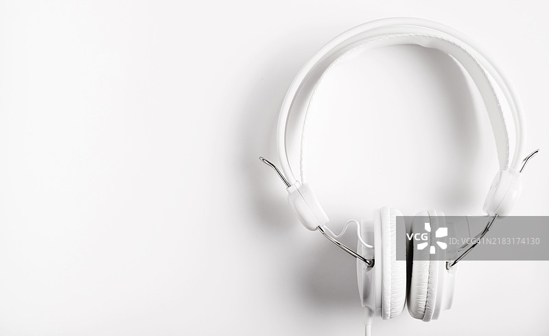 现代白色耳机与音乐图片素材